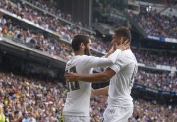 Celebraci¨®n del gol de Isco con Danilo (1-0).