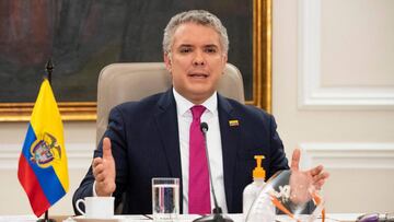 AME7918. BOGOTÁ (COLOMBIA), 05/05/2020.- Fotografía cedida por la Presidencia de Colombia que muestra al presidente colombiano, Iván Duque, durante su declaración de este martes en Bogotá (Colombia). El presidente colombiano ordenó mantener hasta el 25 de mayo el aislamiento preventivo obligatorio como medida para evitar la propagación del coronavirus COVID-19. "Entre el 11 de mayo y el 25 de mayo vamos a extender el Aislamiento Preventivo Obligatorio, pero recuperando espacio de vida productiva" aseguró el mandatario. EFE/ Presidencia de Colombia/ SOLO USO EDITORIAL/NO VENTAS