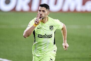Luis Su¨¢rez tuvo el pasado jueves su ¨²ltima noche de gloria. Fue frente al Eibar, en el estadio de Ipurua. El Atl¨¦tico comenz¨® perdiendo el encuentro, pero el uruguayo empat¨® cerca del descanso con un remate cruzado. Y fue protagonista de la jugada crucial del partido, en los instantes finales cuando Arbilla pugn¨® un bal¨®n con el delantero del Atl¨¦tico, quien cay¨® ante la entrada del defensa y el colegiado pit¨® penalti. Luis Su¨¢rez lo lanz¨® a lo Panenka y le dio al equipo rojiblanco tres puntos muy importantes.