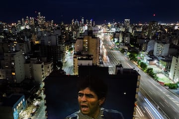 El artista argentino Martín Ron está terminando un gran mural que se ha expuesto en la capital argentina con motivo de lo que sería el 62 cumpleaños de la leyenda el 30 de octubre. 