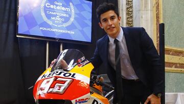 GRAF2250. MADRID (ESPA&Ntilde;A), 01/02/2018.- El campe&oacute;n del Mundo de motociclismo Marc Marquez posa con su motoclieta durante la gala de entrega de los premios Cetelem. EFE/J.P. Gandul