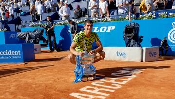 El tenista español Carlos Alcaraz posa con el trofeo de campeón del Torneo Conde de Godó, el Barcelona Open Banc Sabadell 2023.