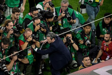 Una nube de fotógrafos buscan en el banquillo de Portugal a Cristiano Ronaldo, que dado la vuelta mira la grada mientras tanto. 