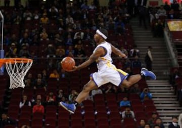 Un miembro de la Flying Dubs, un equipo de mates acrobáticos de los Golden State Warriors, durante una exhibición en Pekín.