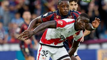 Mendy disputa el balón con Etta Eyong.