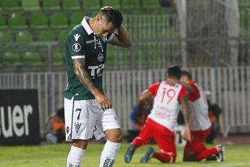 El jugador de Santiago Wanderers Matias Fernandez, izquierda , se lamenta tras el gol de Independiente de Santa Fe durante el partido de tercera fase de la Copa Libertadores disputado en el estadio Elias Figueroa de Valparaiso, Chile.