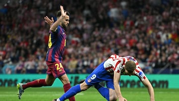 Pase al espacio de Marcos Llorente y Eric García derriba al delantero noruego. El arbitro Clément Turpin revisa la jugada en el VAR y muestra la cartulina roja al defensa azulgrana.