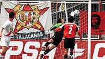 <B>GOL DE ORO</B>. Hernández, Peña y Ricardo observan como entra el balón en la portería del Valladolid, impulsado por un cabezazo del rayista.