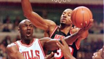 Michael Jordan supera a Alonzo Mourning, en uno de los 1.251 partidos que disputó durante su carrera NBA.