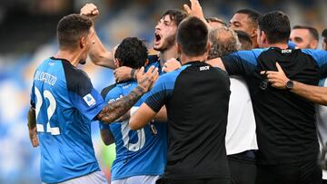 NAPLES, ITALY - AUGUST 21: Khvicha Kvaratskhelia of Napoli scores their side's first goal with teammates during the Serie A match between Napoli and Monza at Stadio Diego Armando Maradona on August 21, 2022 in Naples, Italy. (Photo by Francesco Pecoraro/Getty Images)