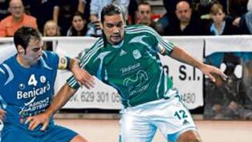 <b>CHOQUE DE TRENES. </b>Betao, el pívot de moda en la LNFS, aguanta el balón ante Vadillo, alma, capitán y referencia del Benicarló