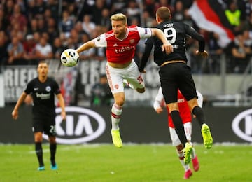 Los únicos minutos de Mustafi esta temporada han sido en la Europa League y en la EFL Cup; en la foto, pelea con un balón con Bas Dost en el Eintracht Frankfurt 0 - Arsenal 3.