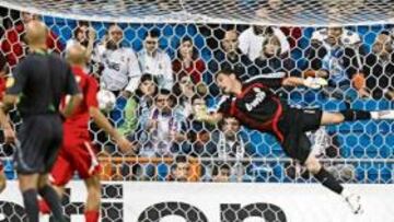 <b>PARADÓN DE IKER A KOVACEVIC. </b>Casillas volvió a estar de sobresaliente. En la segunda mitad, y con los tres puntos prácticamente en el bolsillo del Madrid, el de Móstoles tuvo dos intervenciones de lujo. La última fue especialmente espectacular. Kovacevic enganchó una volea dentro del área blanca e Iker, pese a estar tapado por Ramos, sacó una mano y salvó el partido.