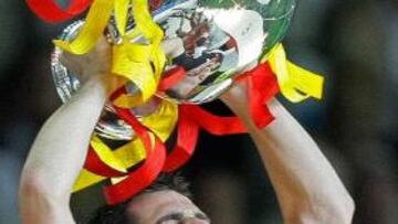 <b>EL GRAN HITO. </b>Casillas levanta la Eurocopa.