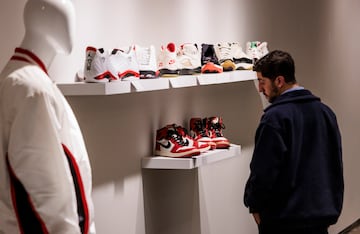 New York (United States), 05/12/2022.- A person looks at sneakers, including a pair of Michael Jordan game-worn and signed original 1985 Air Jordan 1 sneakers estimated to sell for over 200,000 US dollar (190,000 euro) on display for an online auction ending this week entitled 'The Greats' put on by the new 'Sneakers, Streetwear and Collectibles' department at Christie'Äôs auction house in New York, New York, USA, 05 December 2022. The auction features 'sneakers, streetwear and collectibles from contemporary culture'. (Jordania, Estados Unidos, Nueva York) EFE/EPA/JUSTIN LANE
