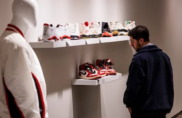 Subasta de par de tenis que usó Michael Jordan, alcanza los 300 mil dólares