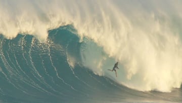 Francisco Porcella sufriendo un wipeout de pie, a punto de entrar en el agua, en una ola gigante en Jaws (Hawái), finalista a Wipeout of the year en los Red Bull Big Wave Awards de la WSL.