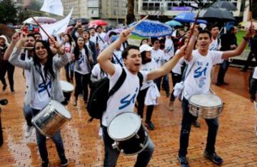 Un grupo de estudiantes universitarios participan en una manifestación de apoyo al "Sí".