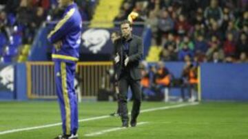 Rubi da instrucciones durante el partido.