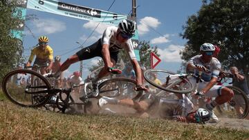 Chris Froome se va al suelo durante la etapa del pav&eacute;s camino de Roubaix en el Tour de Francia 2018.