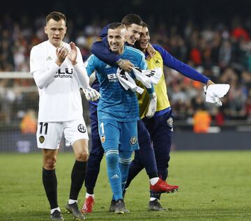 Los jugadores del Valencia celebraron la clasficación para la final de la Copa del Rey. En la imagen, Cheryshev, Santi Mina, Jaume Domenech y rFrrán Torres.