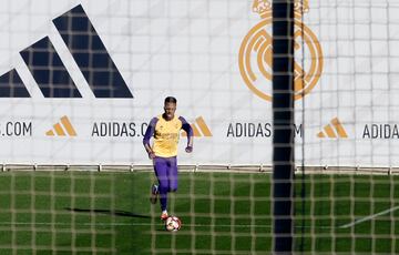 Militao toca balón entrenándose en solitario en el campo 3 de Valdebebas.