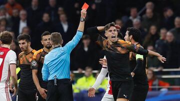 Gabriel Paulista, en el instante de ser expulsado en Ámsterdam.