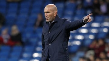 Zidane da instrucciones en el Real Madrid-Numancia. De fondo, varias localidades del Estadio Santiago Bernab&eacute;u vac&iacute;as.