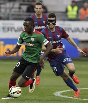 El delantero del Athletic Iñaki Williams controla el balón ante el delantero del Eibar Manuel del Moral, durante el partido de la vigésima quinta jornada de Liga de Primera División.