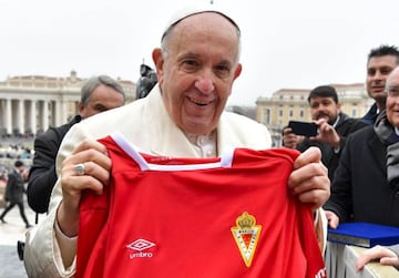 El Papa Francisco recibe la camiseta del Real Murcia 