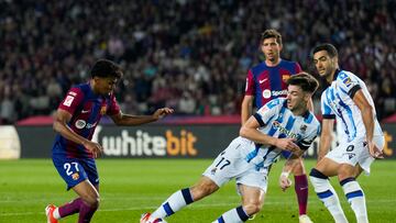 BARCELONA, 13/05/2024.- El delantero del FC Barcelona Lamine Yamal (i) lucha con el escocés Kieran Tierney, de la Real Sociedad, durante el encuentro correspondiente a la jornada 35 en Primera División que FC Barcelona y Real Sociedad disputan hoy lunes en el estadio Olímpico Lluis Companys, en Barcelona. EFE/Alejandro García