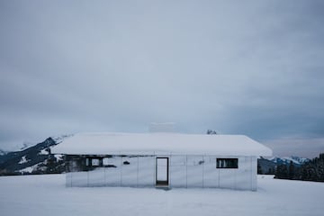 La construcción es una obra del artista norteamericano Doug Aitken que ha titulado con el nombre de ‘Mirage Gstaad’.