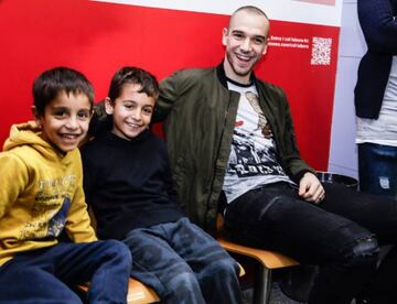 Pau López, con dos pequeños pericos.