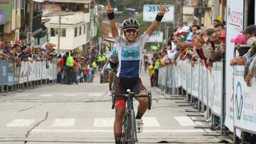 La ciclista colombiana Paula Pati&ntilde;o celebra su victoria en la segunda etapa de la Vuelta a Colombia Femenina.