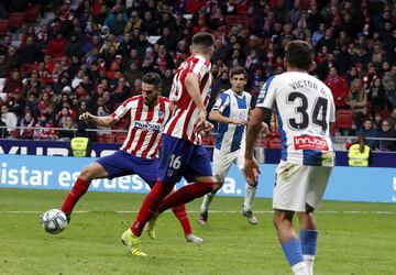 En el tiempo de descuento Diego Costa, ganaba la l¨ªnea de fondo y centraba al ¨¢rea, Herrera, listo, lo dej¨® pasar para que Koke rematara solo.