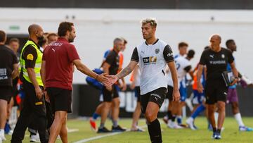 Baraja saluda a Hugo Duro.