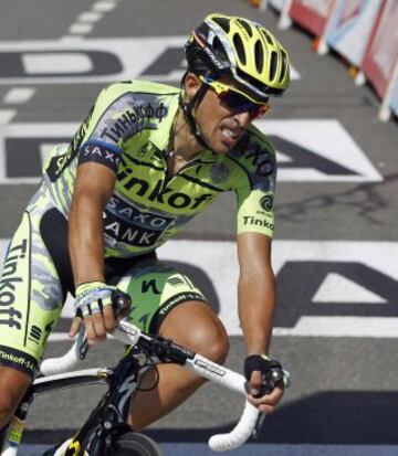 Alberto Contador pasa por línea de meta.

