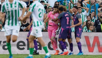Joan García, felicitado por sus compañeros ante el Betis.