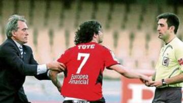 <b>ESCANDALOSO. </b>Tote, en el último Xerez-Hércules, es agarrado por Goikoetxea ante el árbitro Llorente Carcedo.