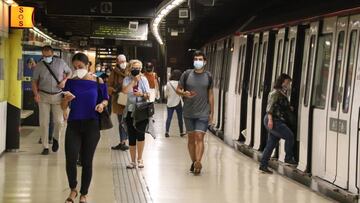 Pla general de passatgers a l'andana de l'estació de metro de Plaça Catalunya en el primer dia d'obertura d'escoles, el 14 de setembre del 2020 (Horitzonal)
