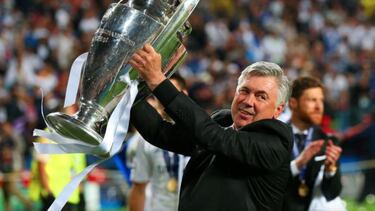 Ancelotti, a AS: "Benzema es el mejor delantero del mundo"