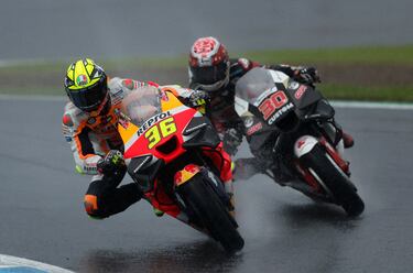 Joan Mir y  Takaaki Nakagami durante la carrera del Gran Premio de Japón de Moto GP.