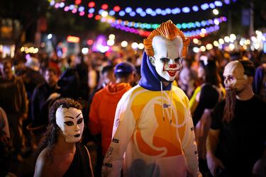 Personas disfrazadas asisten al Carnaval de Halloween de West Hollywood, California.