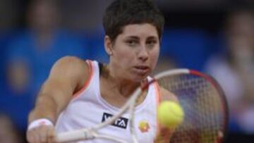 Carla Suarez devuelve un golpe a la italiana Sara Errani. La española acabó retirándose por lesión.