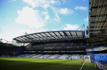 La casa del Chelsea ocupa el puesto 100 en la lista. Tiene una capacidad para más de 41 mil aficionados en Londres, Inglaterra.