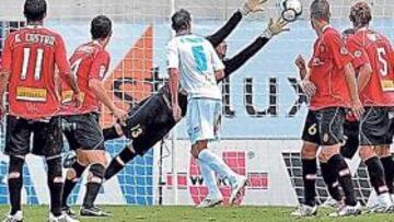 <b>LA PUNTILLA. </b>Renan no pudo hacer nada para evitar el segundo tanto del cuadro bermellón, obra de Tuni.