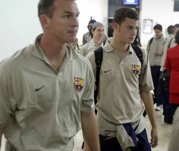 Riera, en el centro, en aquel viaje a Oporto. En Portugal debutó con el primer equipo del Barça el 16/11/2003. Detrás de él, Luis García. Delante, Andersson. 