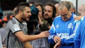 Gignac celebra el ag&oacute;nico triunfo de Marsella, junto a Marcelo Bielsa.