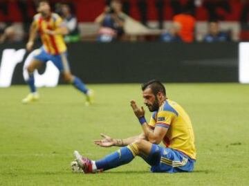 Negredo recibió un codazo de Kurzawa.