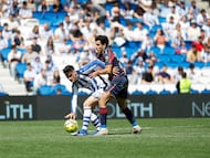 SAN SEBASTIÁN, 04/04/2026.- El futbolista de la Real Sociedad Ánder Barrenetxea (c-i=) lucha por el balón con Manu Sánchez, del Levante UD, durante el partido de LaLiga EA Sports disputado este sábado en el Estadio de Anoeta de San Sebastián. EFE/Javier Etxezarreta